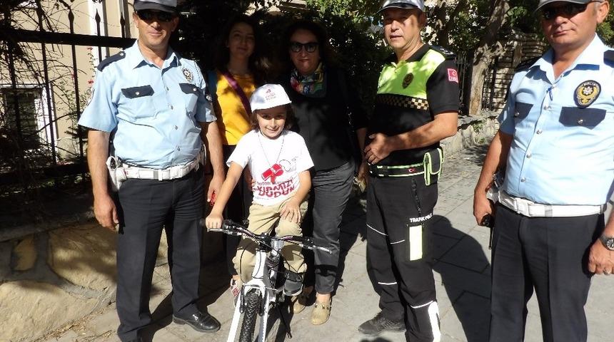 Hatalı s&uuml;r&uuml;c&uuml;leri uyardı, bisiklet kazandı