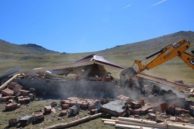 Ordu yaylalarında 47 kaçak yapı yıkıldı