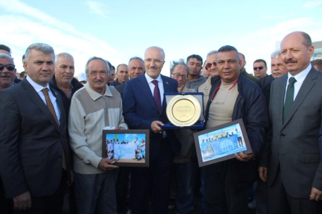 Ayvalık&rsquo;ta Eng&uuml;r&uuml; Sitesi&rsquo;nden Başkan Kafaoğlu&rsquo;na teşekk&uuml;r plaketi