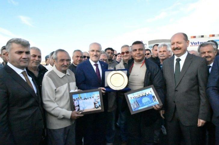 Ayvalık’ta Engürü Sitesi’nden Başkan Kafaoğlu’na teşekkür plaketi G4