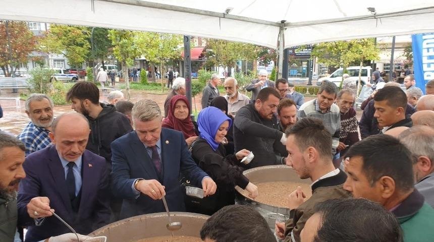 Erenler’de aşure dağıttıldı