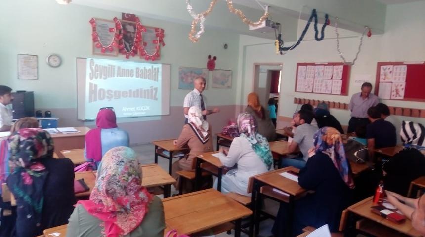 &Ouml;ğrenci velilerine seminer verildi