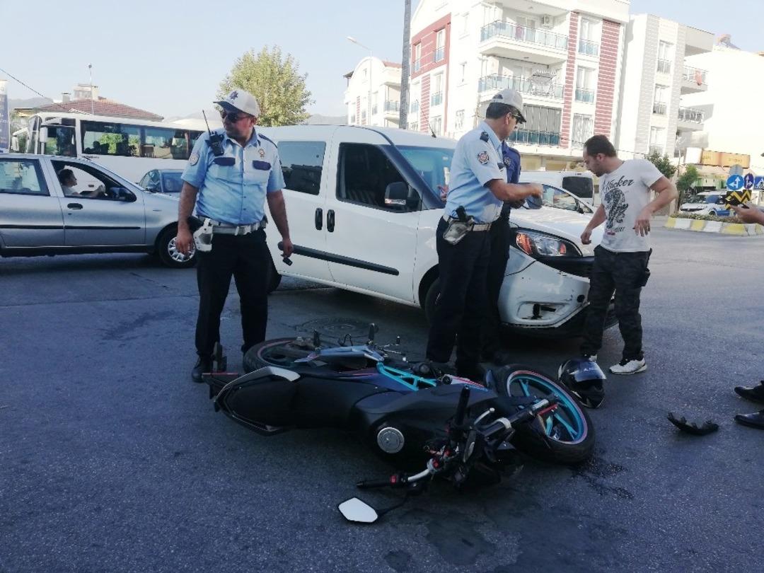 Aydın&rsquo;da polis aracı ile motosiklet &ccedil;arpıştı; 1 yaralı