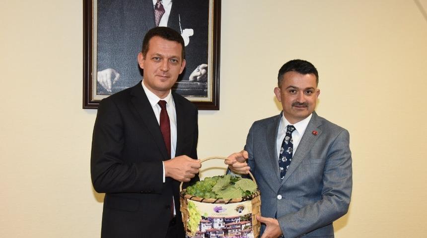 &Uuml;rkmezer, Bakan Pakdemirli&rsquo;ye projeler hakkında bilgi verdi