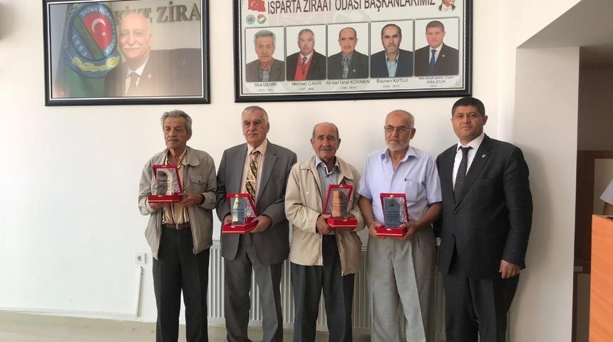 Isparta Ziraat Odası&rsquo;ndan eski başkanlara vefa plaketi