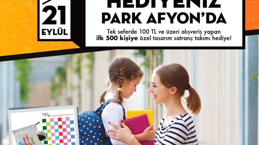Veliler alışveriş yaptı &ccedil;ocuklar hediyeyi kaptı