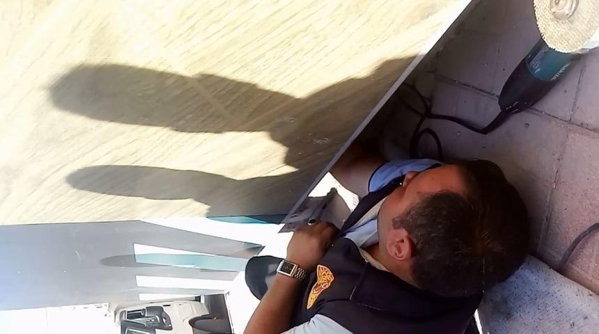 Tabela ile duvar arasına sıkışan kedinin imdadına itfaiye yetişti