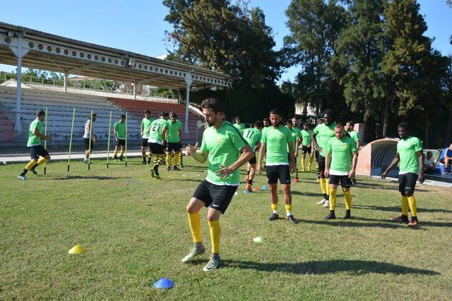 Aliağaspor FK, Bornova Yeşilovaspor maçına hazırlanıyor