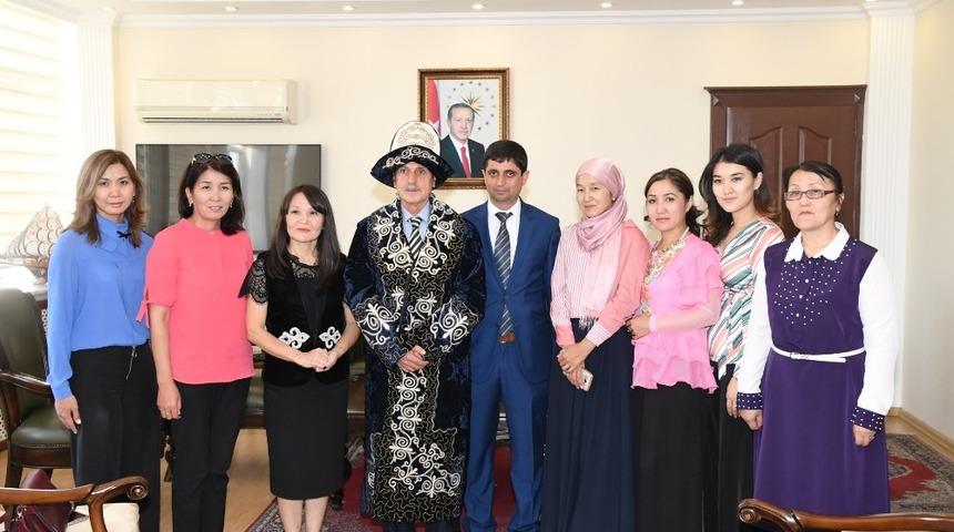 Kazakistanlı gazeteciler Vali Kalkancı ile bir araya geldi