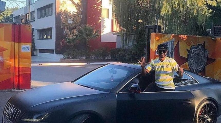 Gökhan Çıra, Florya Metin Oktay Tesisleri'nin önünde Fenerbahçe forması giyip '6' işareti yaptı!