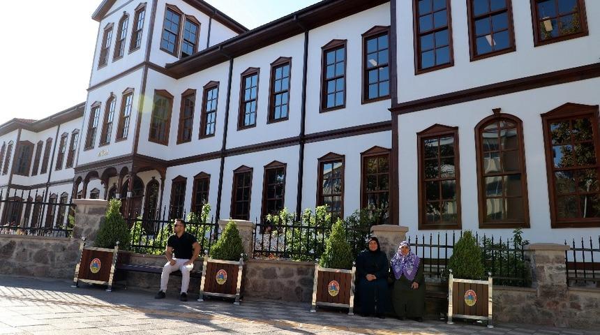 Dekoratif kent mobilyaları şehir merkezini süsledi