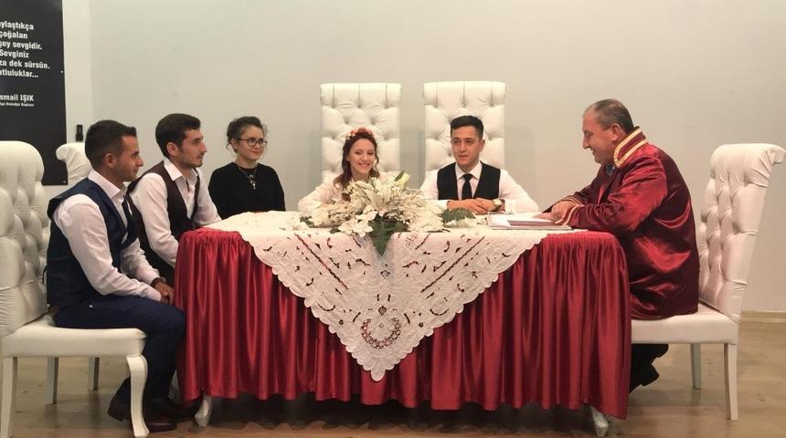 Nikahta anneannesinin 62 yıllık gelinliğini giydi