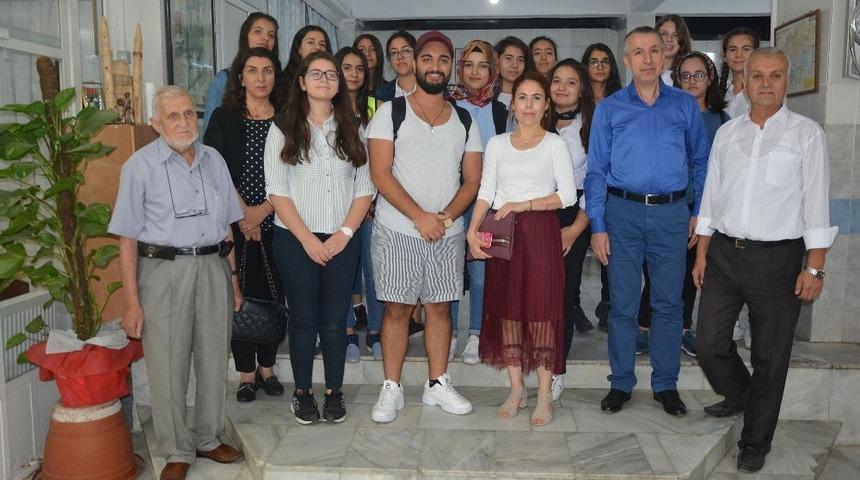 Uşak&rsquo;a gelen Diyarbakırlı &ouml;ğrenciler aşevini ziyaret etti.