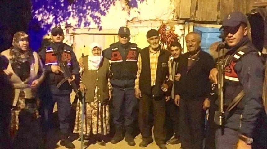 Mantar toplarken kaybolan yaşlı adamı jandarma buldu