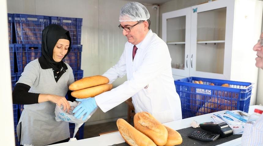 Empati kurabilmek i&ccedil;in ekmek satışı yaptı