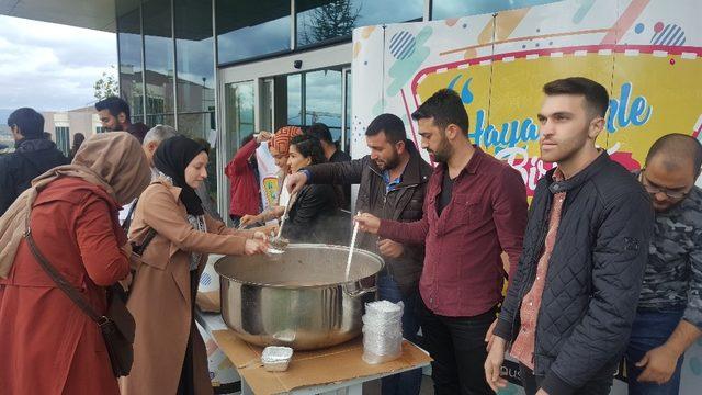 AK Gençler aşure dağıttı