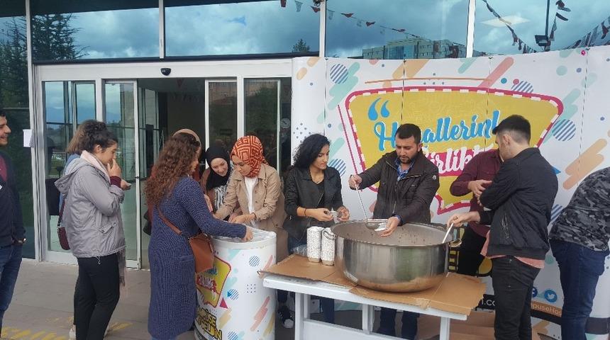 AK Gen&ccedil;ler aşure dağıttı