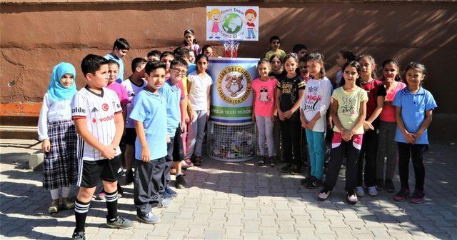 Cizre Belediyesi okullara ’Basket Çöp Potası’ yerleştirdi