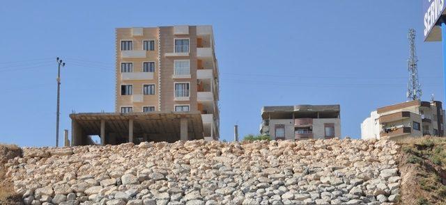 Cizre’de heyelan riski taşıyan alanlara belediye ekipleri müdahale etti