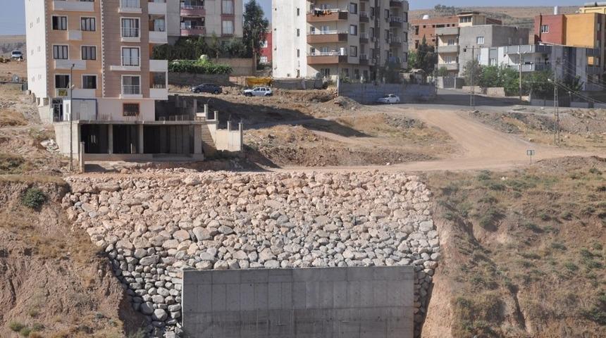 Cizre&rsquo;de heyelan riski taşıyan alanlara belediye ekipleri m&uuml;dahale etti