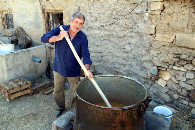 Elazığ'da, köylülerin 'orcik' mesaisi