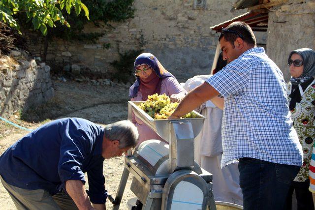 Elazığ'da, köylülerin 'orcik' mesaisi