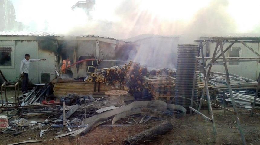 TOKİ iş&ccedil;ilerinin konteynerleri yandı