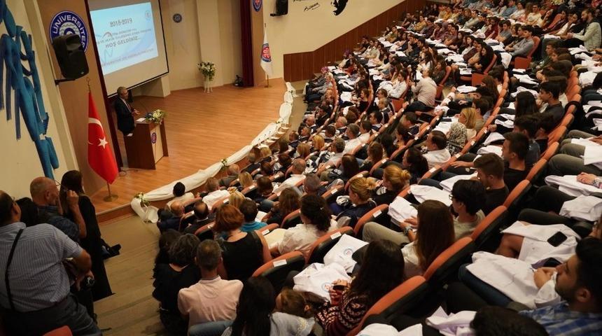 Egeli diş hekimi adayları beyaz &ouml;nl&uuml;klerini giydi