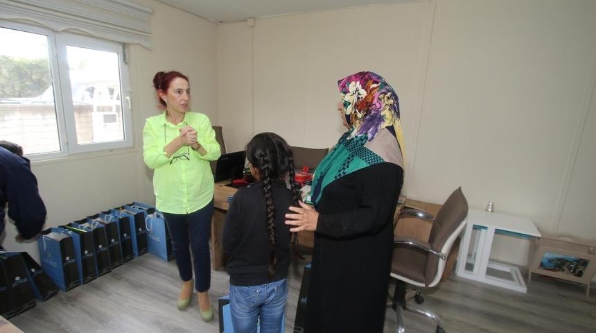 Akyazı&rsquo;da &ouml;ğrencilere kırtasiye yardımı yapıldı