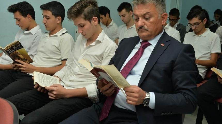 Vali Yazıcı kitap okuma g&uuml;nlerini başlattı