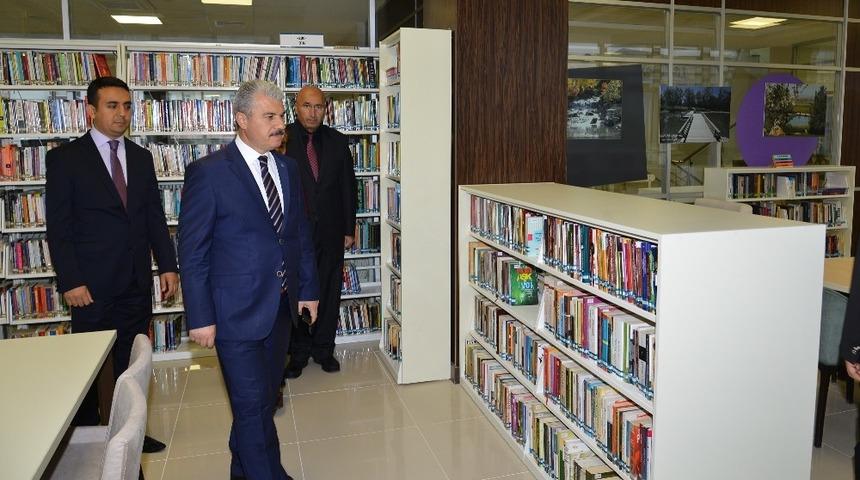 Vali Akın, k&uuml;t&uuml;phane binasında incelemede bulundu