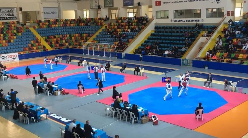 Konya&rsquo;da tekvando &uuml;mit ve yıldızlar milli takım se&ccedil;meleri başladı
