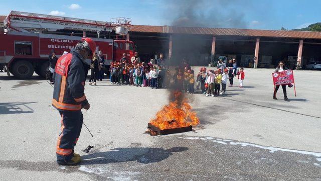 Minik öğrenciler yangın tatbikatı yaptılar