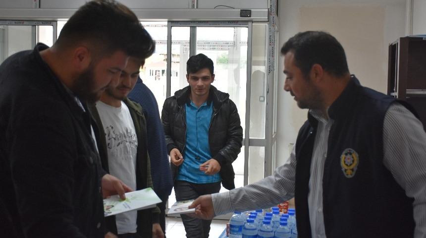 Tosya&rsquo;da Emniyet M&uuml;d&uuml;rl&uuml;ğ&uuml; ekipleri &ouml;ğrencilere broş&uuml;r dağıttı