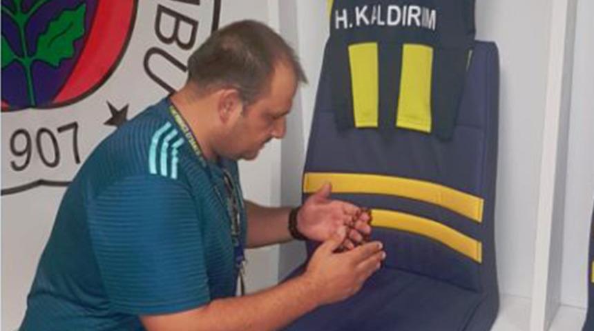 Ahmet Mahirel, derbi öncesi soyunma odasına girdi ve Hasan Ali Kaldırım için dua okudu!