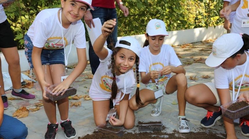 A&Uuml;&rsquo;den minik eller ile yerli domatesler projesi