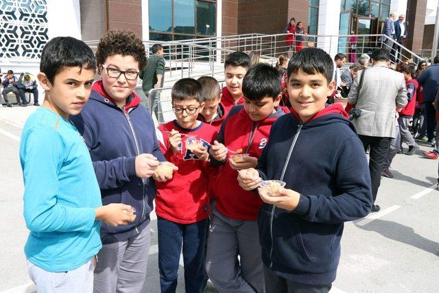 Yozgat’ta Merkez Ortaokulu’nda aşure dağıtıldı