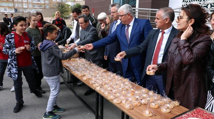 Yozgat’ta Merkez Ortaokulu’nda aşure dağıtıldı