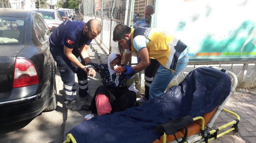 Yaşlı kadın yolda y&uuml;r&uuml;rken d&uuml;ş&uuml;p yaralandı