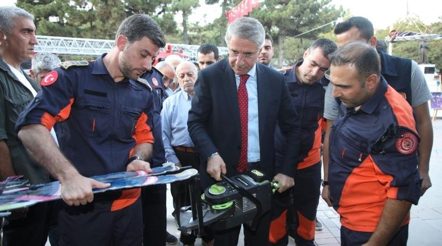 Elazığ&rsquo;da itfaiyeciler ara&ccedil; ve te&ccedil;hizatları tanıttı