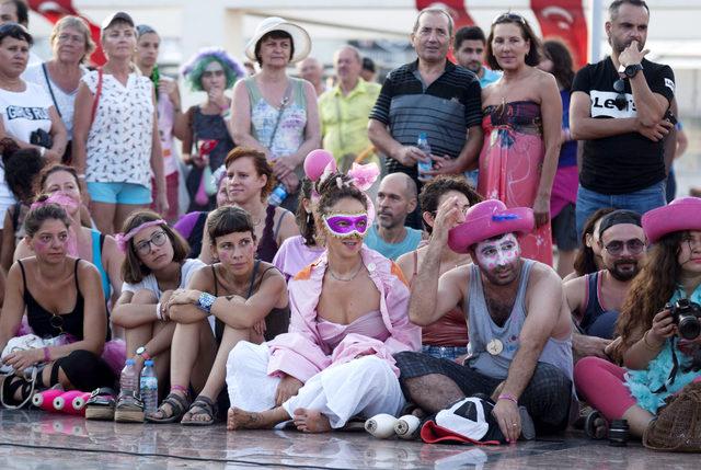 Antalya'da jonglörlerden renkli şov