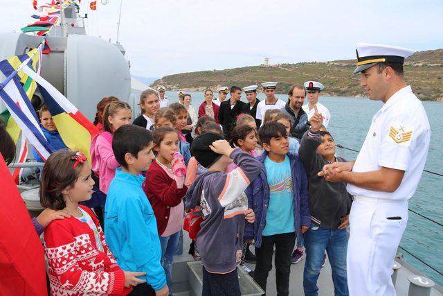 Foça'da askeri gemilere ziyaret