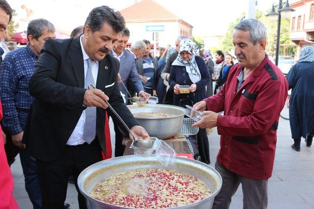 Odunpazarı esnafı aralarında para toplayıp 2 bin kişiye aşure dağıttı