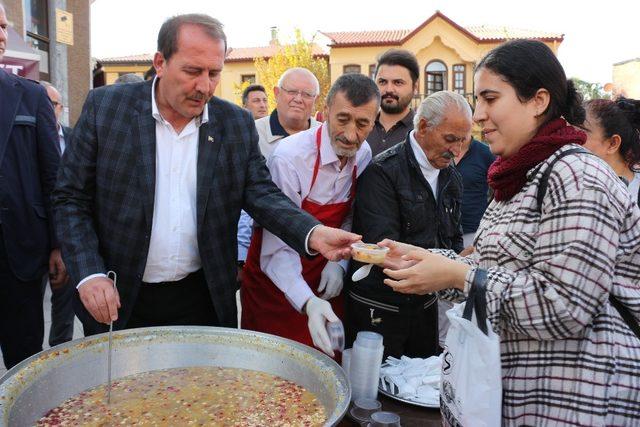 Odunpazarı esnafı aralarında para toplayıp 2 bin kişiye aşure dağıttı