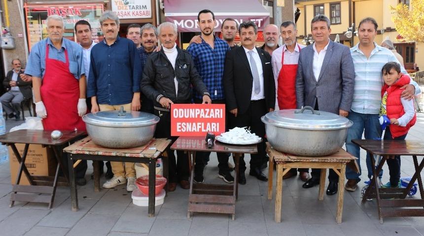 Odunpazarı esnafı aralarında para toplayıp 2 bin kişiye aşure dağıttı