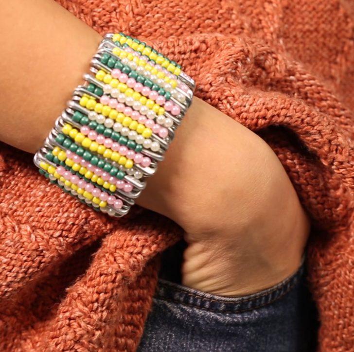 &Ccedil;engelli İğneden &Ccedil;ok Şık Bir Bileklik Yapabilirsiniz! 