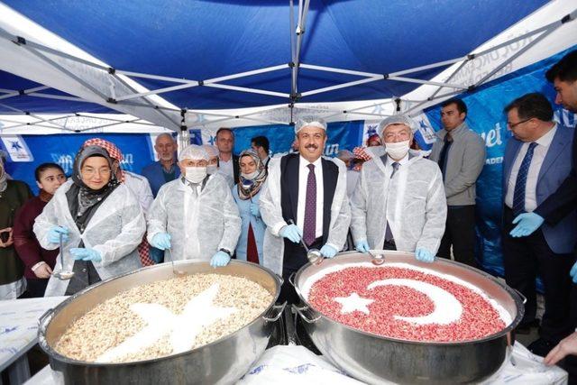 Küçükçekmece’de binlerce kişiye aşure ikramı