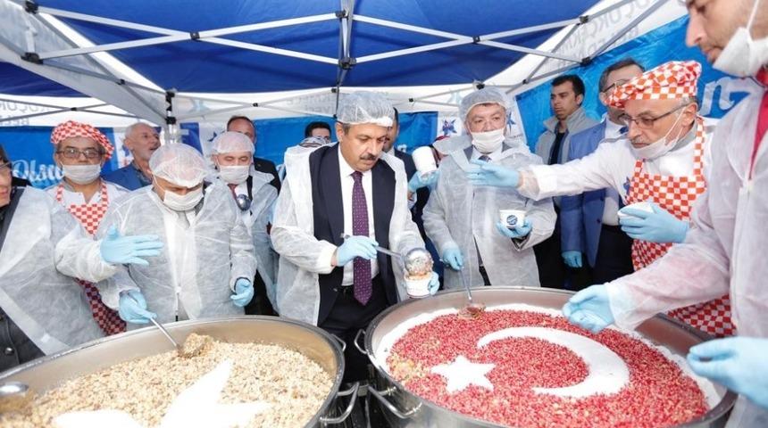 K&uuml;&ccedil;&uuml;k&ccedil;ekmece&rsquo;de binlerce kişiye aşure ikramı