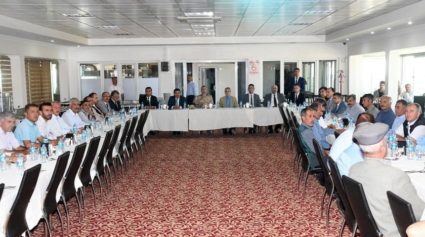 Vali Kalkancı k&ouml;y muhtarlarıyla buluşmalarını s&uuml;rd&uuml;r&uuml;yor