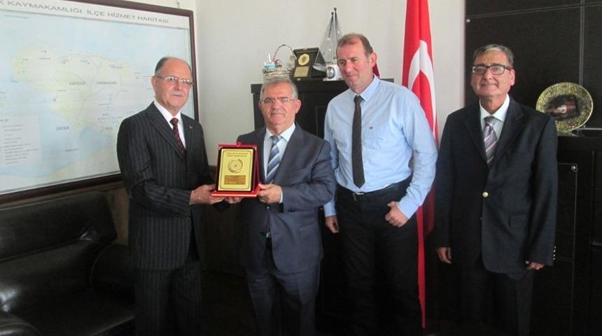 THK&rsquo;dan Erdek Kaymakamına plaket